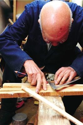 百歲巧手傳溫情，千把馬扎贈鄰里——老木匠的工匠精神與社區情誼